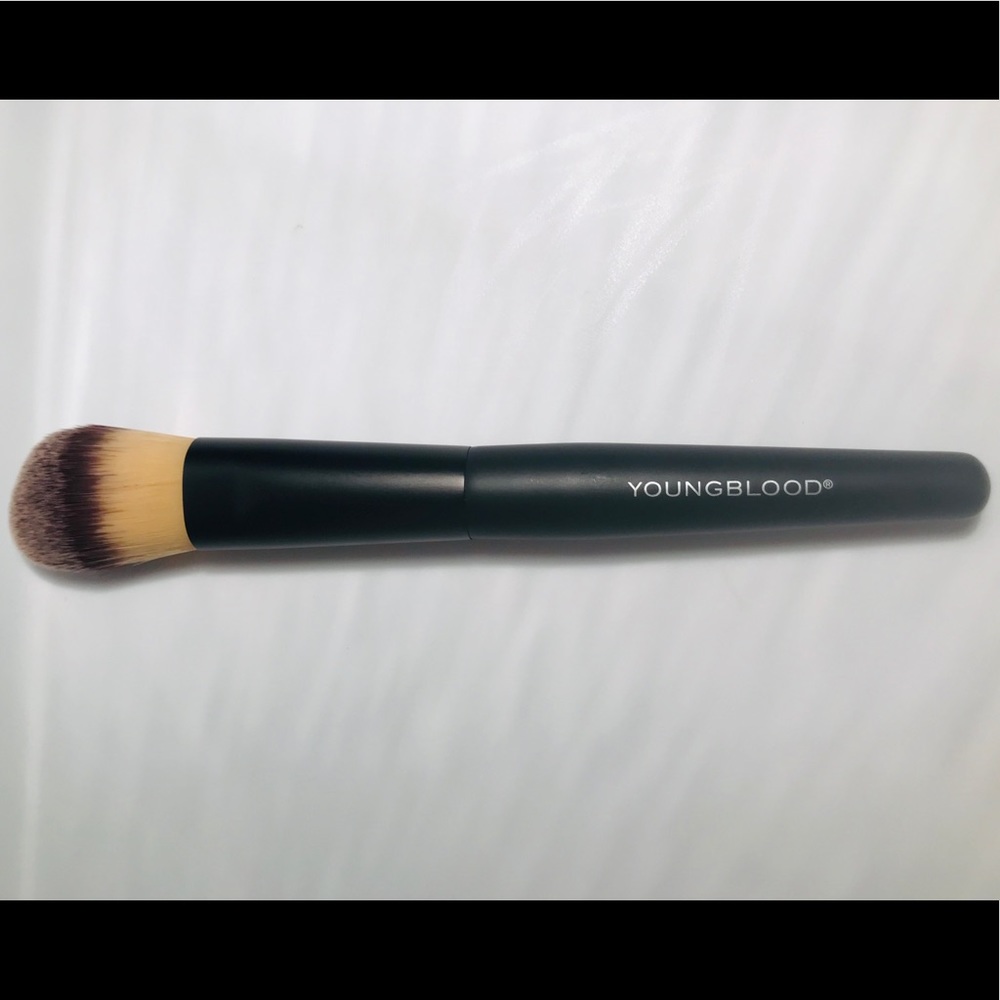 Youngblood  Liquid Foundation Luxurious Brush